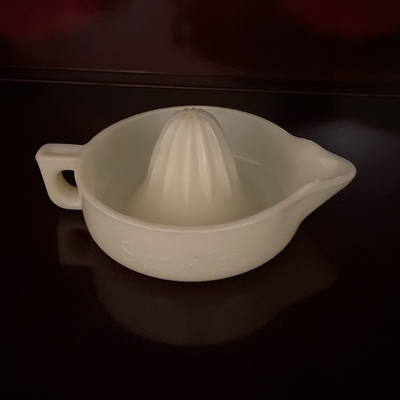 McKee Large Vintage Uranium Yellow Custard Glass Sunkist Juicer Citrus Reamer - Picture 10 of 12